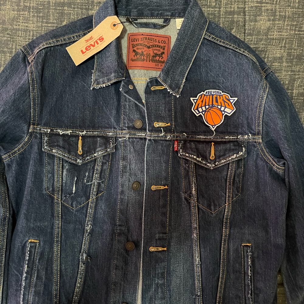 Unisex Levi’s Jackets
Licensed NFL, NBA and MLB Sport Teams Levi Jackets $75 - Picture 3 of 9